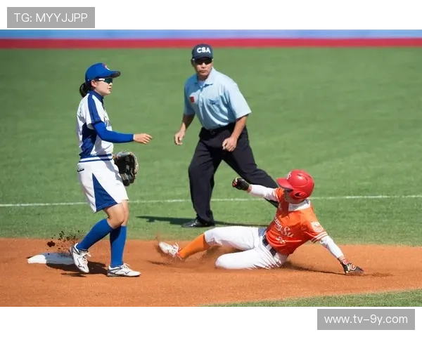 广东队队员滑垒与陕西队队员抢垒瞬间展现竞技魅力