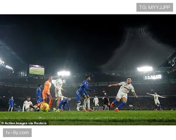 “玫瑰德比”平局收场，利兹联与曼联球迷赛后发生小规模冲突